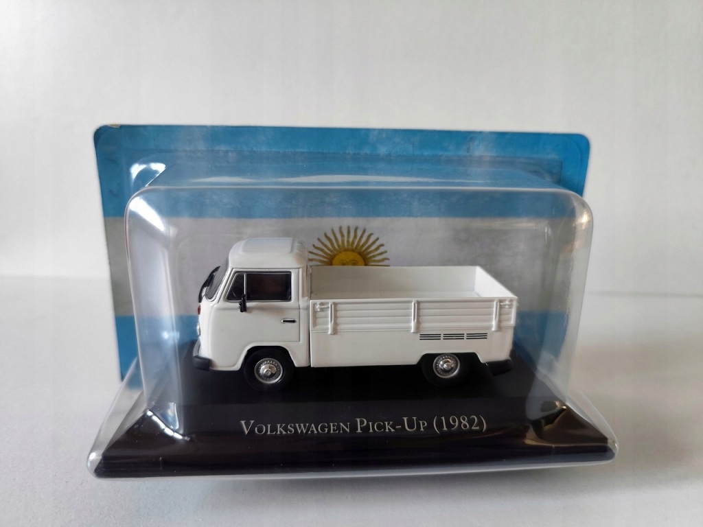 Model kolekcjonerski VOLKSWAGEN Pick-up Kombi T2 1982 VW SALVAT 1:43 Model kolekcjonerski VOLKSWAGEN Pick-up Kombi T2 1982 VW SALVAT 1:43
