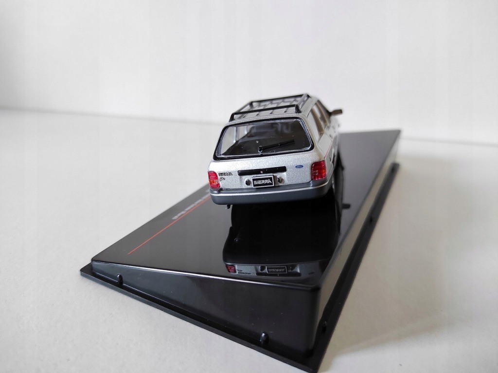 Model kolekcjonerski Ford Sierra Turnier Ghia 1988 (Rural) Srebrny IXO IXO 1:43 Model kolekcjonerski Ford Sierra Turnier Ghia 1988 (Rural) Srebrny IXO IXO 1:43