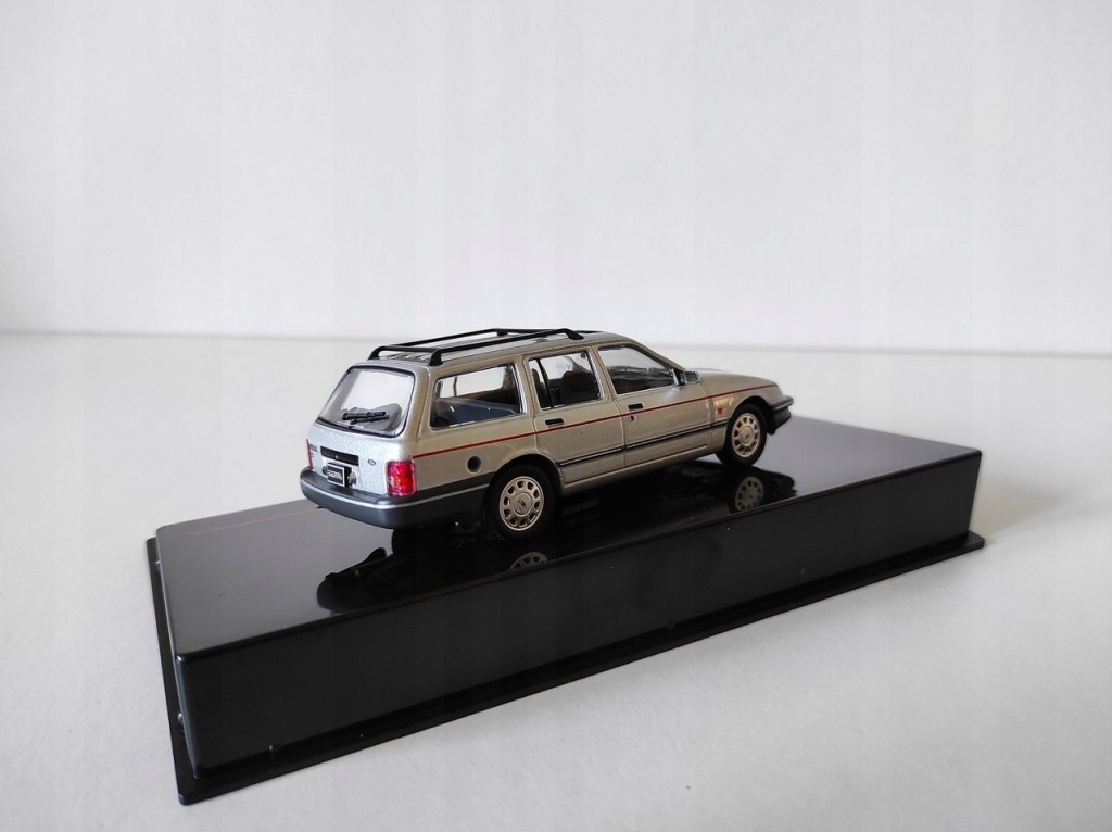 Model kolekcjonerski Ford Sierra Turnier Ghia 1988 (Rural) Srebrny IXO IXO 1:43 Model kolekcjonerski Ford Sierra Turnier Ghia 1988 (Rural) Srebrny IXO IXO 1:43