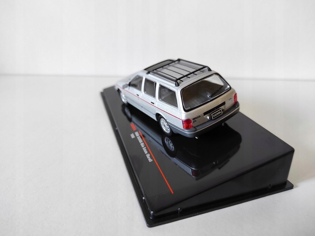 Model kolekcjonerski Ford Sierra Turnier Ghia 1988 (Rural) Srebrny IXO IXO 1:43 Model kolekcjonerski Ford Sierra Turnier Ghia 1988 (Rural) Srebrny IXO IXO 1:43