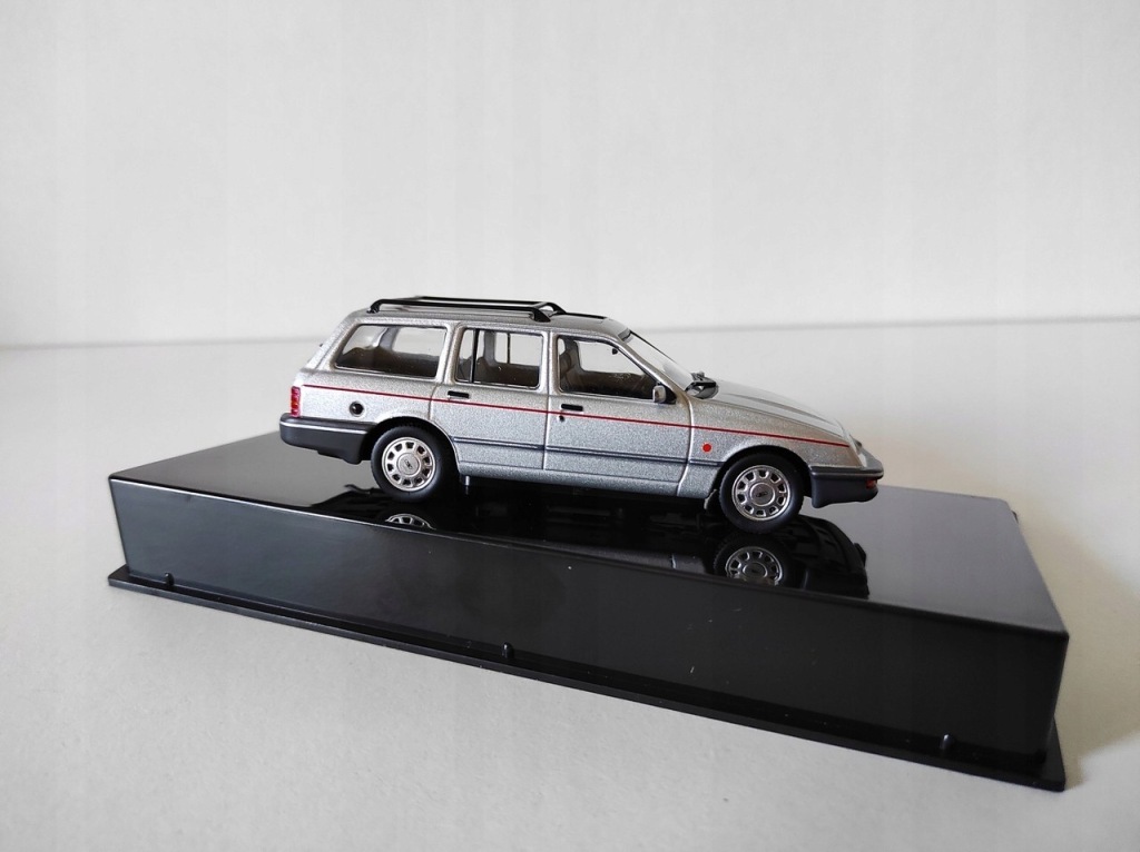 Model kolekcjonerski Ford Sierra Turnier Ghia 1988 (Rural) Srebrny IXO IXO 1:43 Model kolekcjonerski Ford Sierra Turnier Ghia 1988 (Rural) Srebrny IXO IXO 1:43