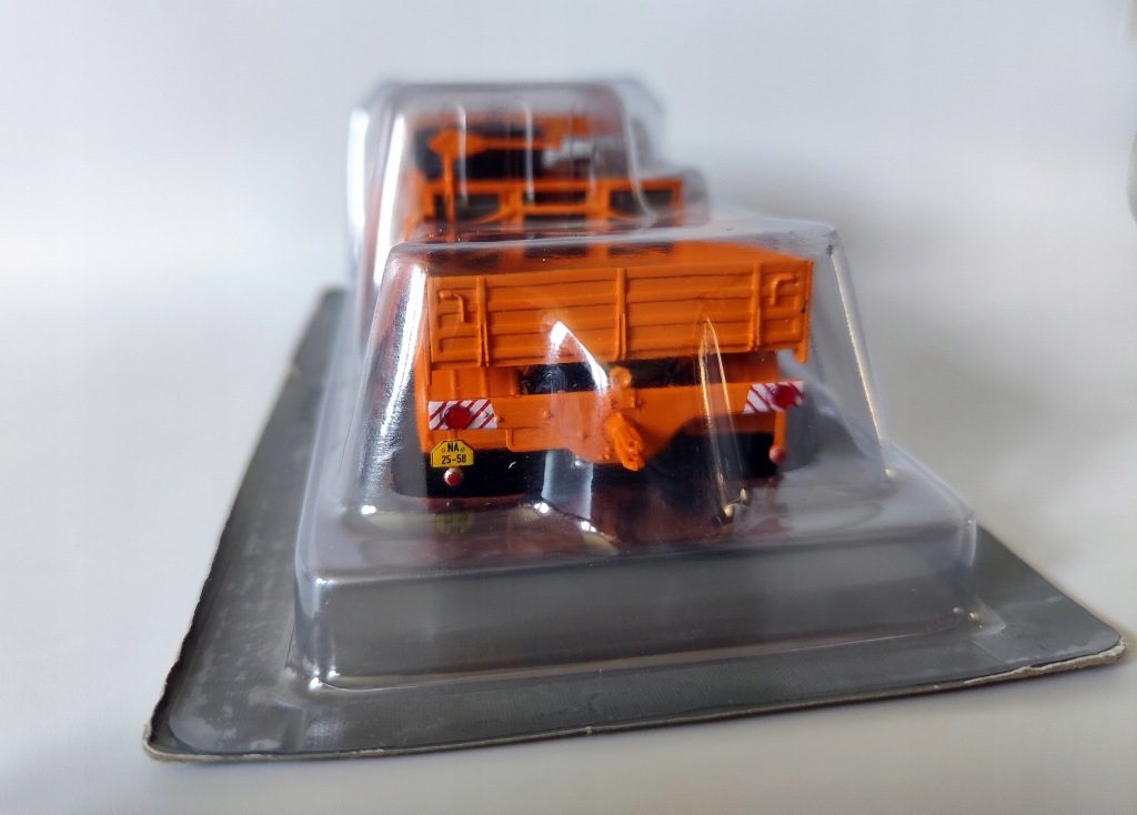 Model kolekcjonerski Tatra 813 Kultowe Ciężarówki PRL-u + Gazetka HU 1:43 Model kolekcjonerski Tatra 813 Kultowe Ciężarówki PRL-u + Gazetka HU 1:43